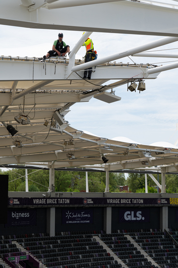 Travaux en hauteur à Toulouse pour le remplacement des bâches de protection des tribunes du Stadium du TFC